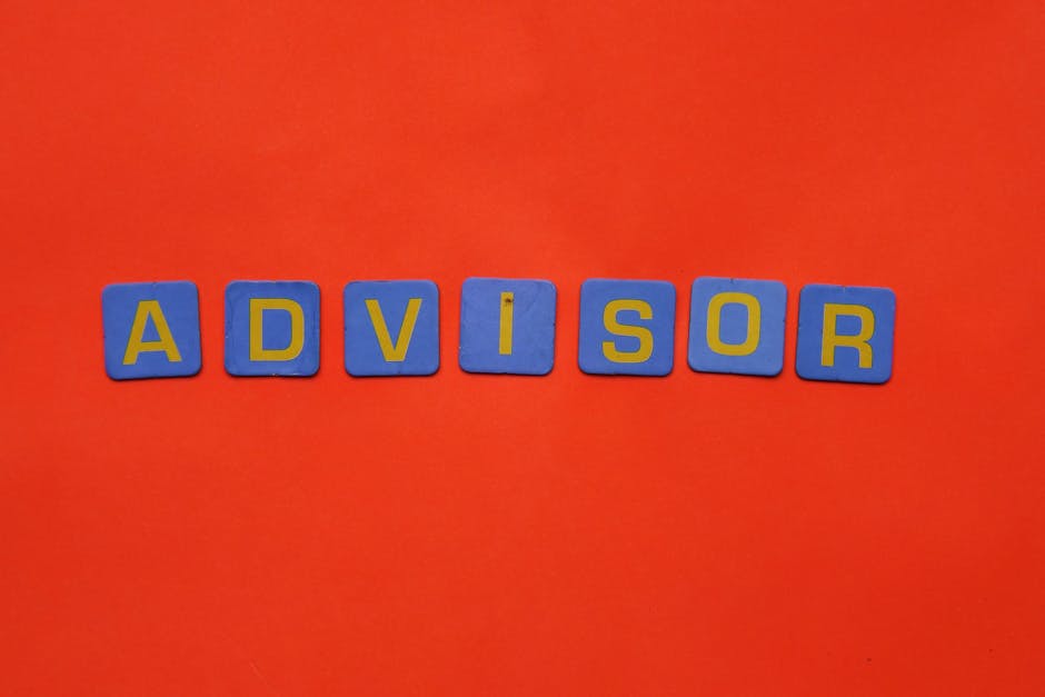 Blue tiles spelling 'advisor' on a striking red backdrop.